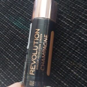 New makeup revolution liquid highlighter Champagne